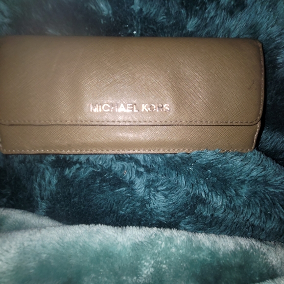 Michael Kors Slim Profile Accordian Wallet - Picture 3 of 5